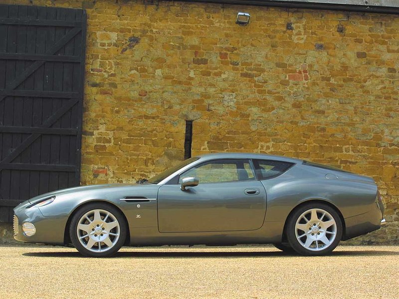 800-600-astonmartinDB7.jpg